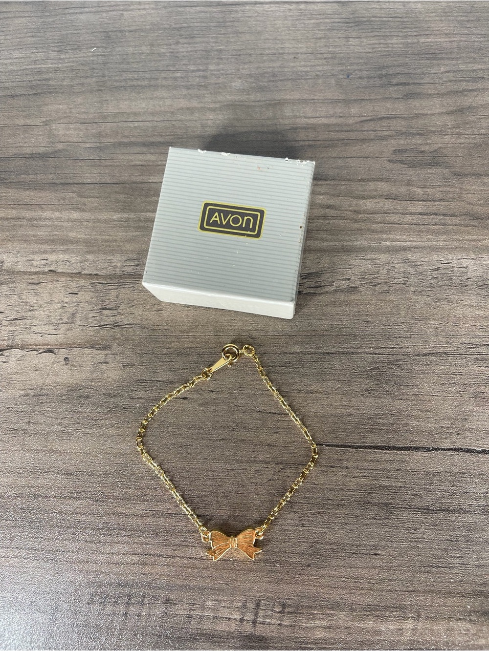 New vintage Avon gold tone ribbon bow bracelet